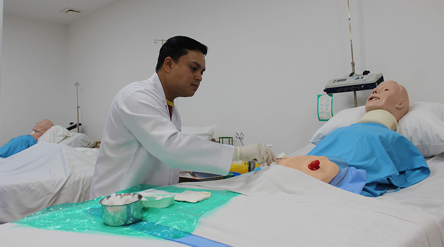 Nursing School Brunei | A doctor or nurse demonstrating their practical skills on a nursing mannequin, allowing students to observe, then practice and improve their clinical skills in a controlled and safe environment.